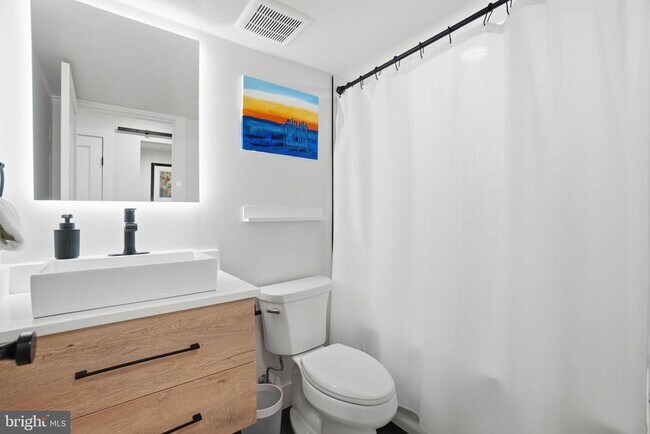 Building Photo - 616 Quebec Place NW