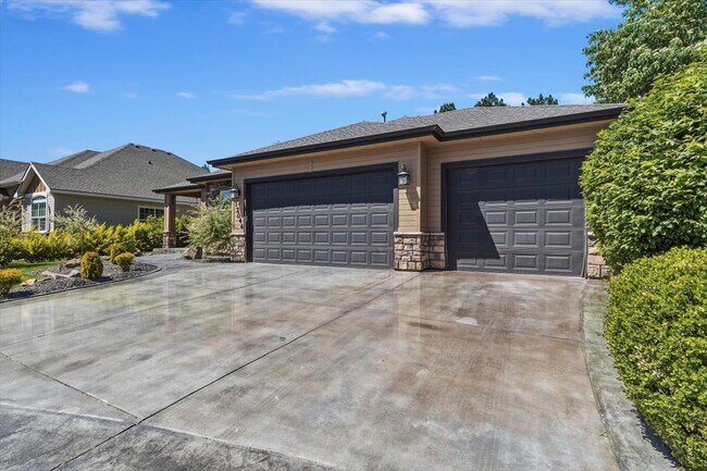 Building Photo - Fantastic 3-bed, 2.5 bath single level home near Downtown Star