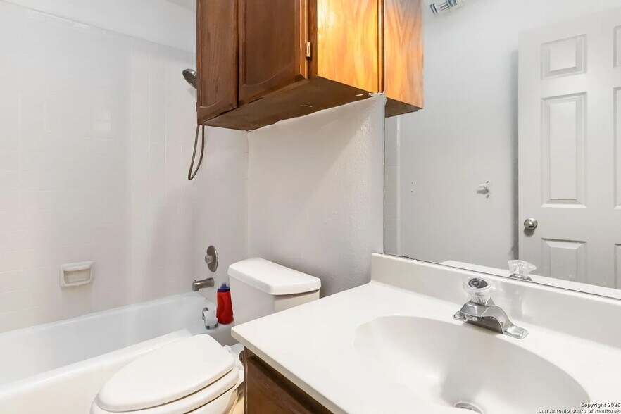 Building Photo - 17915 Summer Knoll Dr