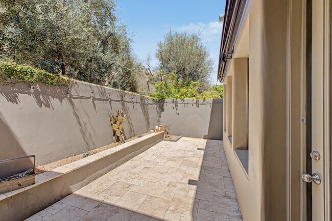 Building Photo - 6711 E Camelback Rd