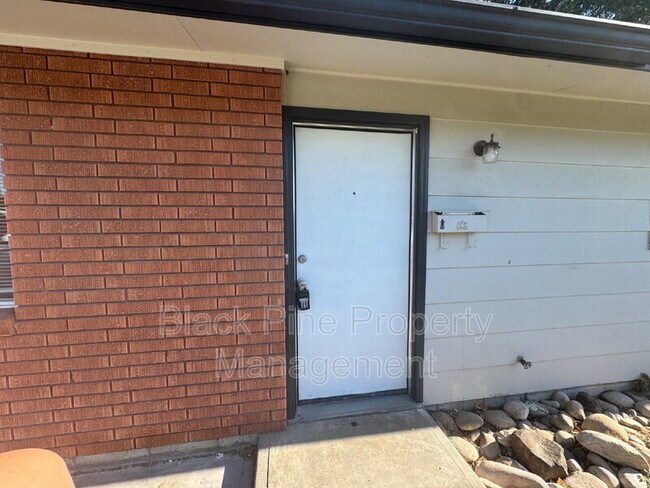 Building Photo - 137 Davis Ave