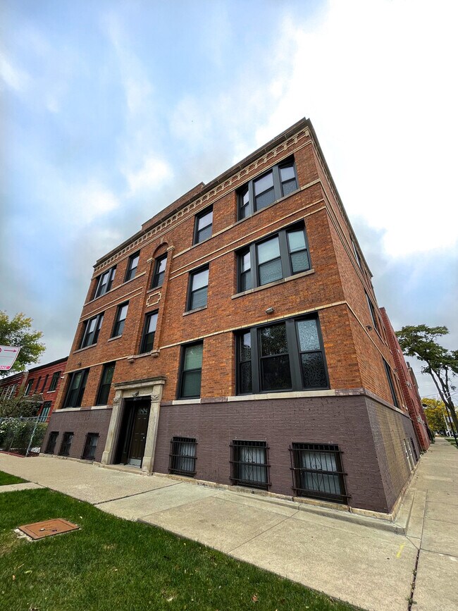 Primary Photo - 3257 W Pierce Ave