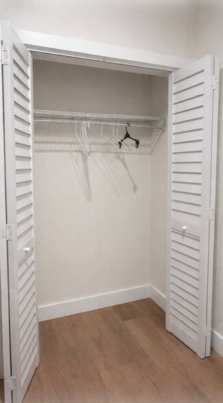 Building Photo - 801 E Knollwood St