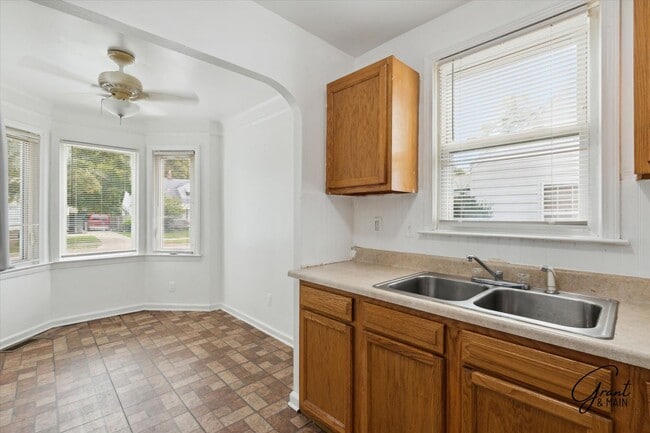 Building Photo - $1,000/month - 2 Bed 1 Bath in Harper Woods