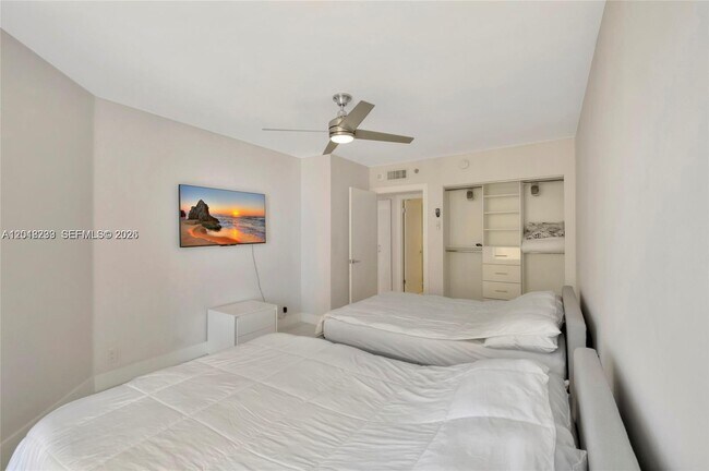 Building Photo - 16425 Collins Ave