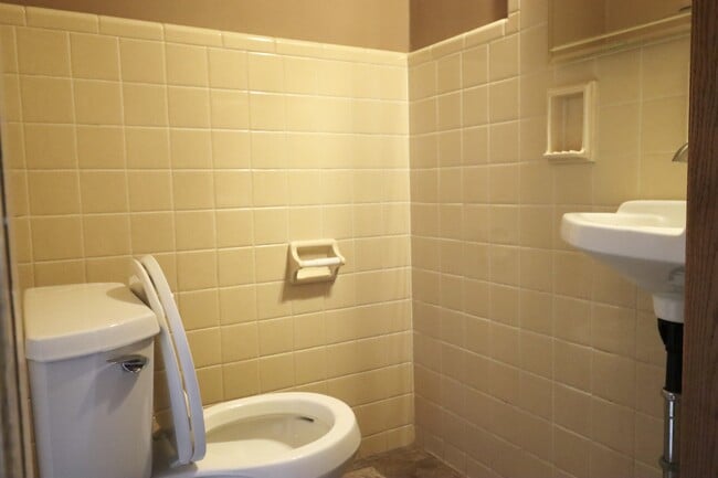 Building Photo - 5331 S La Salle Dr