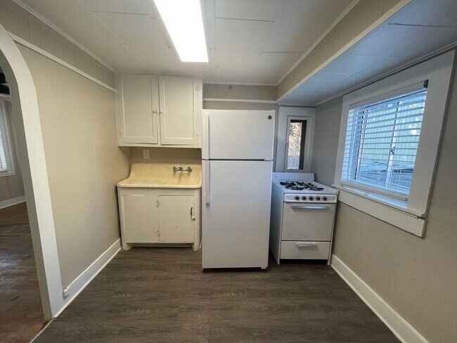 Building Photo - Simply the BEST! Adorable 1 Bedroom/1 Bath...