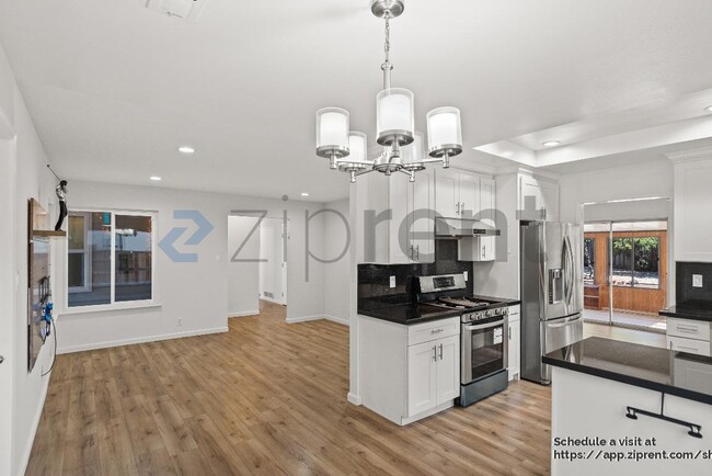 Building Photo - 2710 Plaza Americas