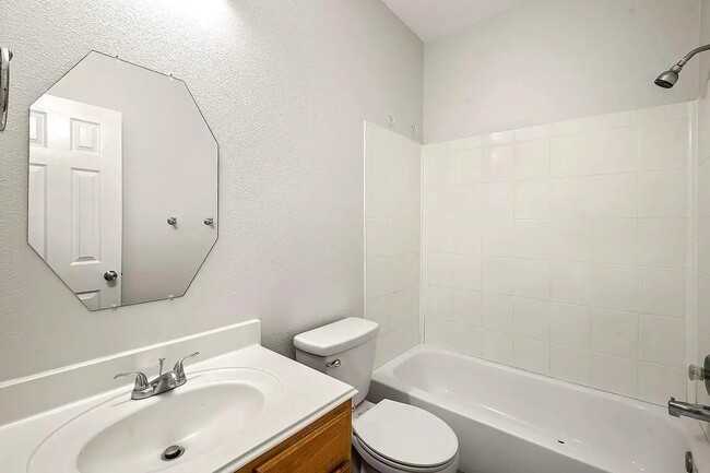 Building Photo - 2702 Orchard Creek Ln