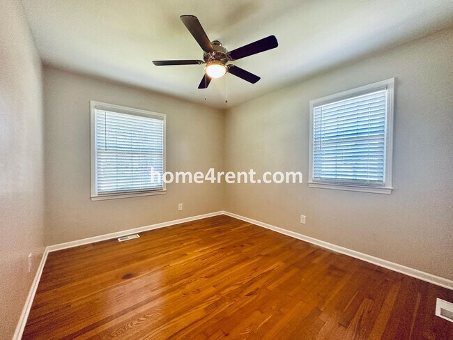 Building Photo - Cozy Ranch Home in Shawnee w/ Plenty of Natural Light, Wood Floors Throughout and an Updated Kitc...