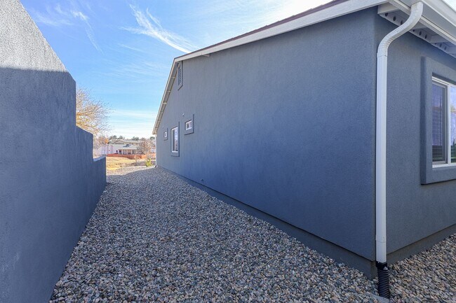 Building Photo - 9060 E Lakeshore Dr