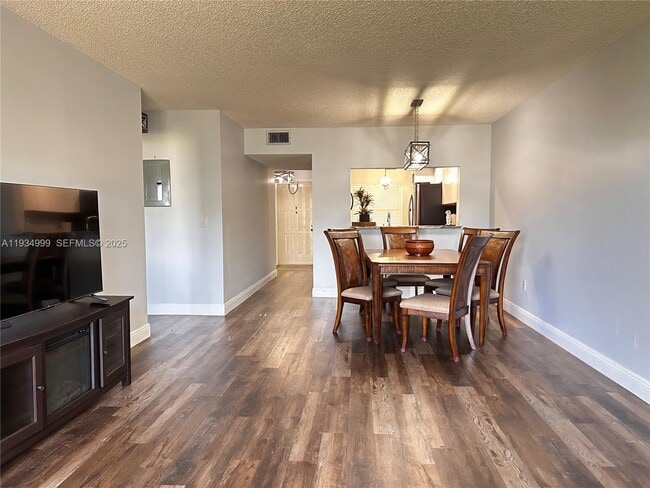 Building Photo - 7903 Willow Springs Dr