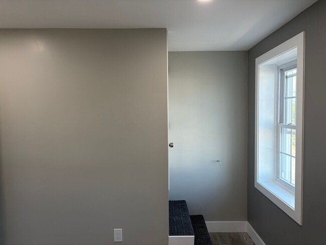 Building Photo - Fully Renovated 2 Bed 1 Bath Townhouse Style Row Home Now Available