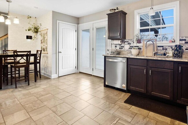 Building Photo - Pet Friendly Three Bedroom!