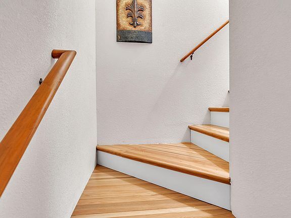 Building Photo - Single-level living at its finest! This co...