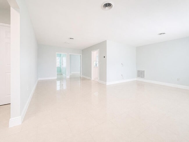 Building Photo - 1200 NW 76th Ave