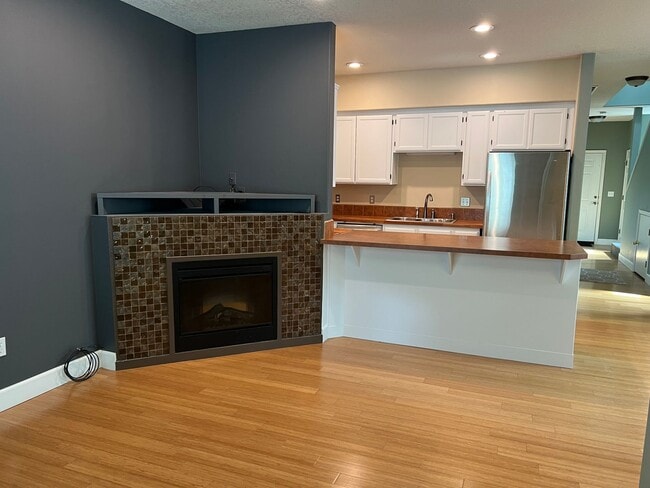 Building Photo - 2 Bed, 2 1/2 Bath townhome close to the Ri...