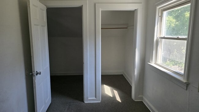 Building Photo - Charming 2-Bedroom Home in Rockford – Upda...