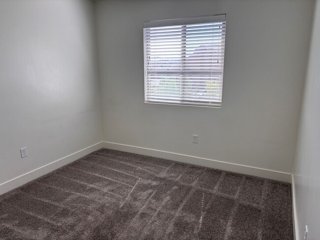 Building Photo - 4 bed | 2 1/2 bath | 2 car garage in Deser...