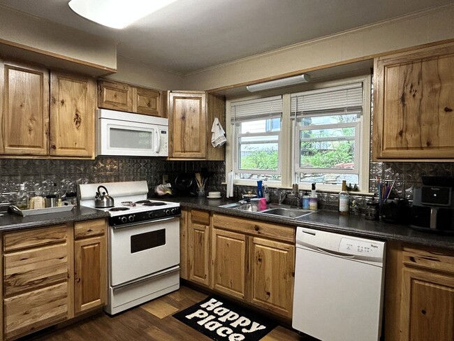 Building Photo - Charming Ranch Right Off W King Street!