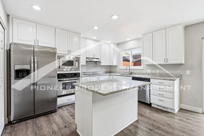 Building Photo - Spacious Townhouse with Washer/Dryer and Central AC