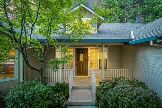 Building Photo - Spacious 3 Bedroom 2 Bathroom Home in Conv...