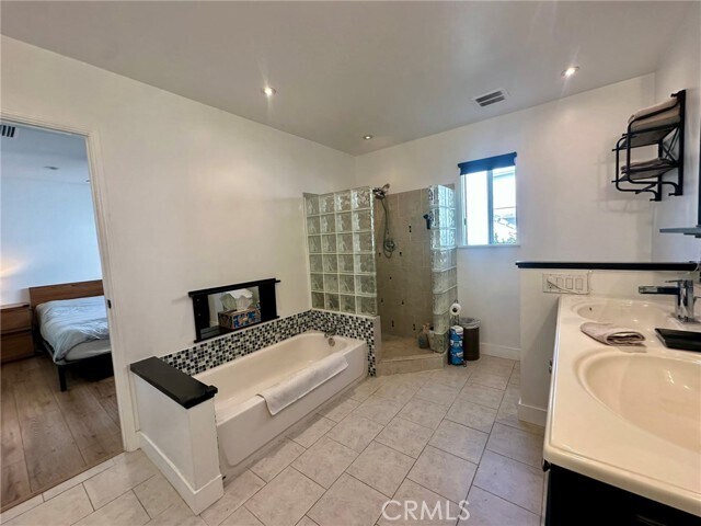 Building Photo - 206 W Mountain View Ave