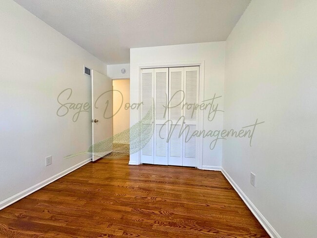 Building Photo - BEAUTIFULLY UPDATED 5 BED/ 3 BATH HOME WITH OVERSIZED GARAGE