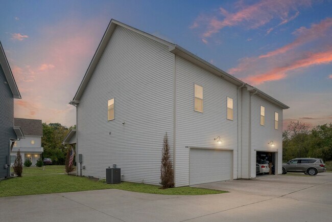 Building Photo - 3641 Hydes Ferry Rd