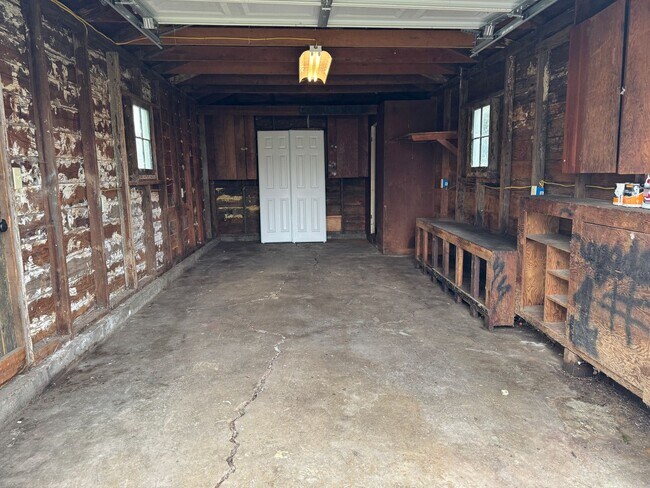 Building Photo - Updated 2 bedroom 1 bathroom house in Springfield!