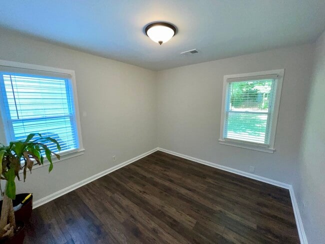 Building Photo - Bright and Modern 3 Beds 2.5 Baths Townhom...