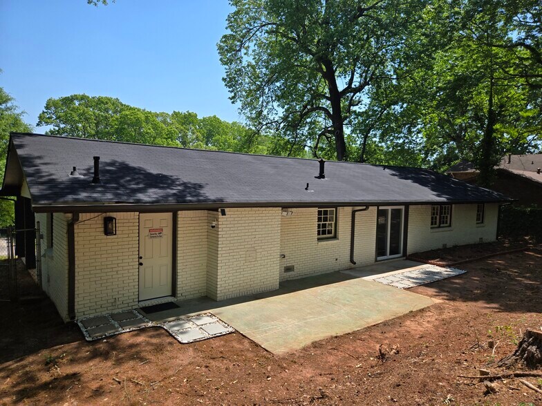 Building Photo - 2401 Winshire Dr
