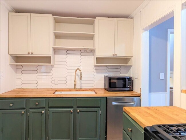 Building Photo - 2 Bed 1 Bath Plus Bonus Living/Office Cottage Style Home-The Village NW OKC