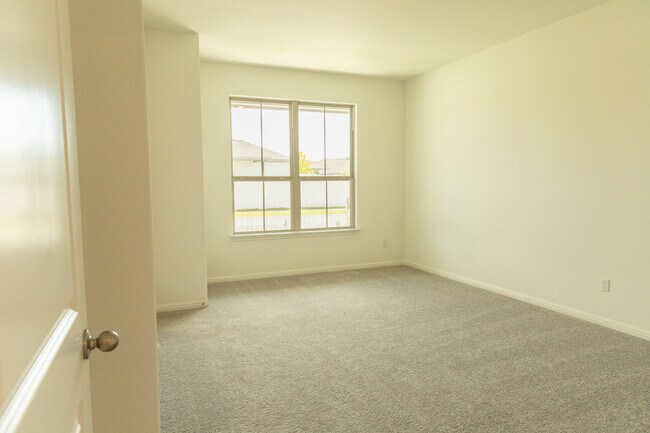 Building Photo - 388 Glocken Ln
