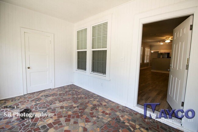 Building Photo - 3 bedroom 2 bath in Highland neighborhood,...