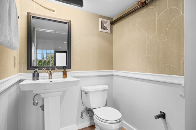 Building Photo - Spacious 2br loft with in-unit laundry and...
