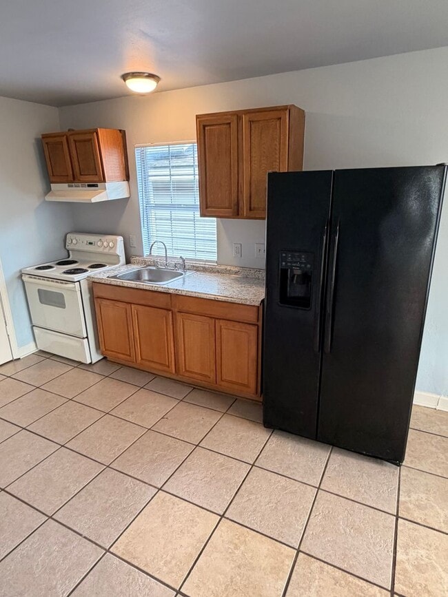 Building Photo - Large 2/3BD AND 2 FULL BATHS