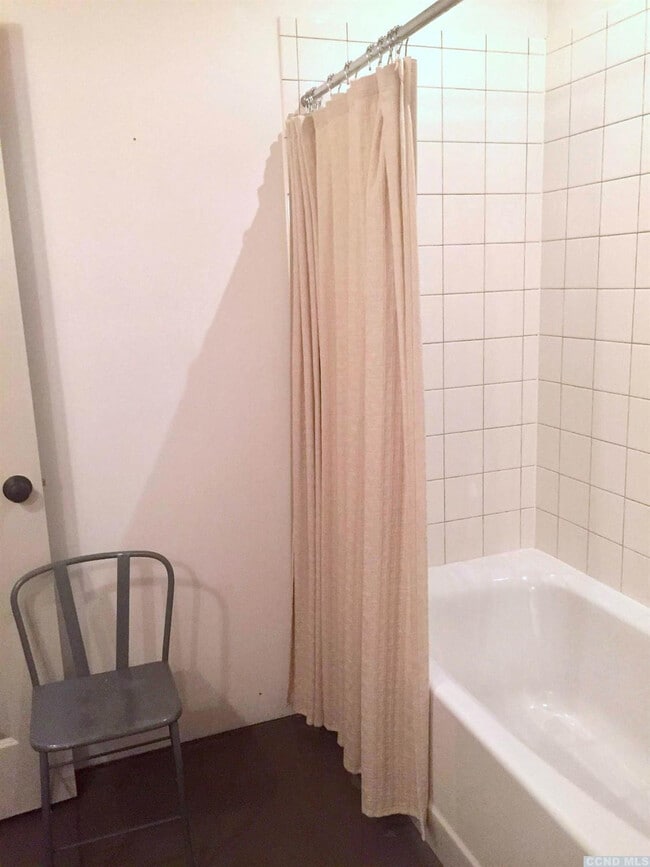 Building Photo - 747 1/2 Columbia St