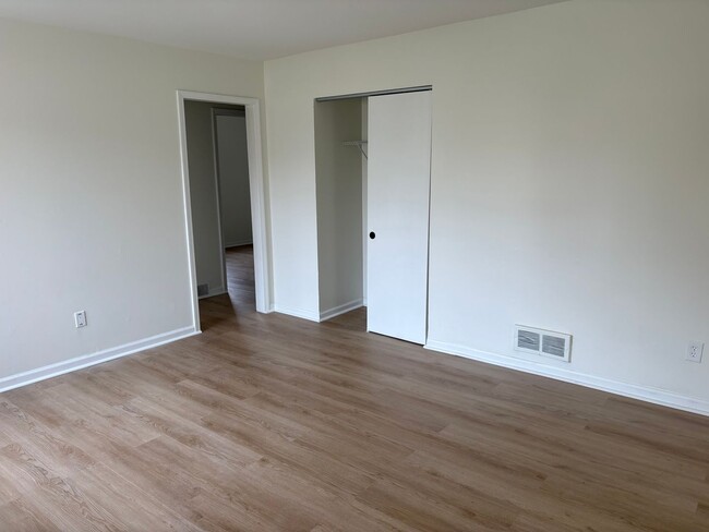 Building Photo - 870 Geneva Ave