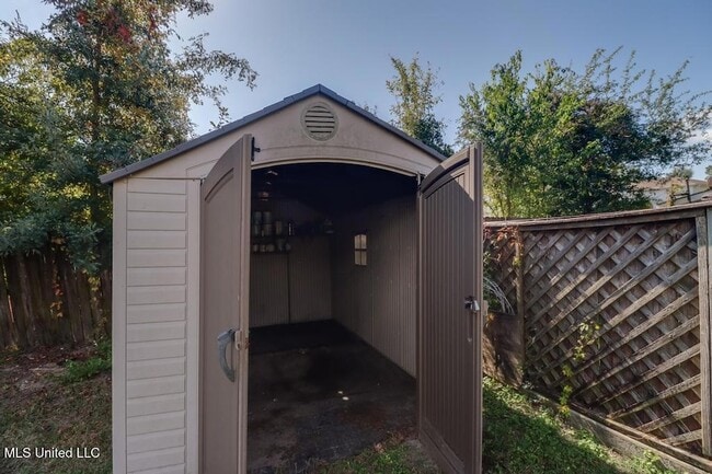 Building Photo - 1737 Ridgeway Dr