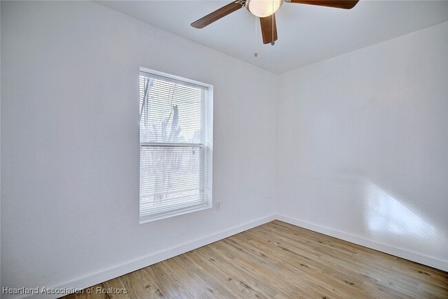 Building Photo - 915 S Waldron Ave