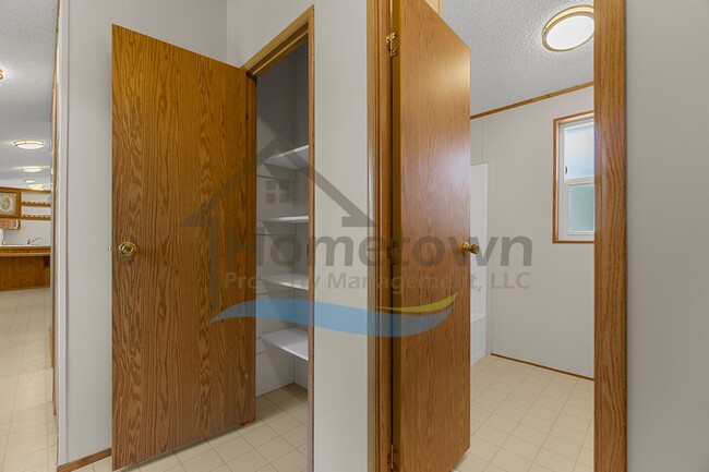 Building Photo - 2 Bedroom 1 Bath Home with Off-Street Park...