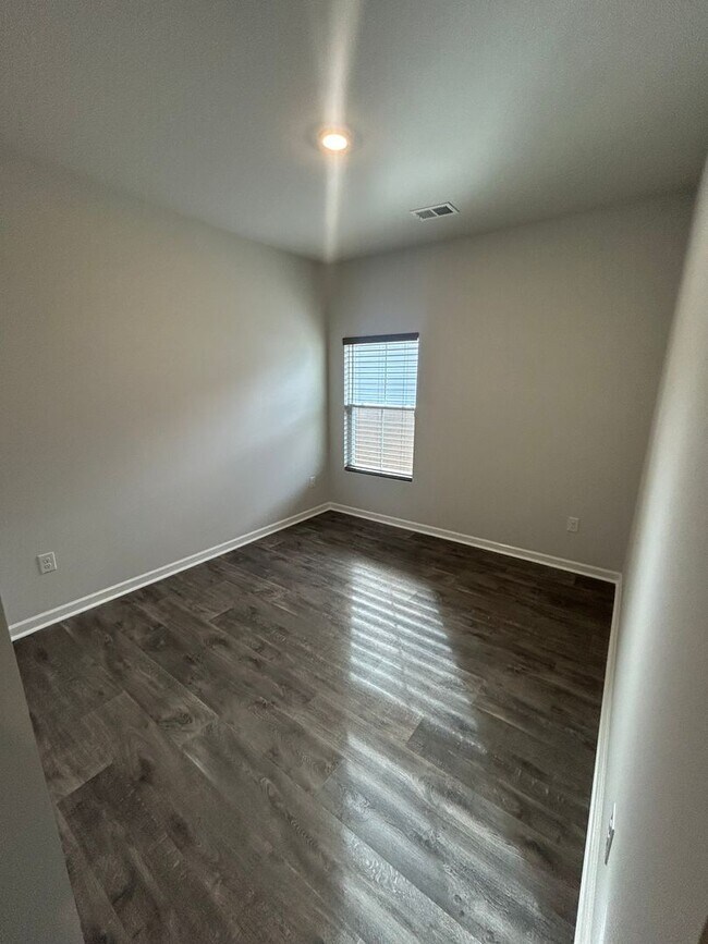 Building Photo - Field View 4BD/ 2BA