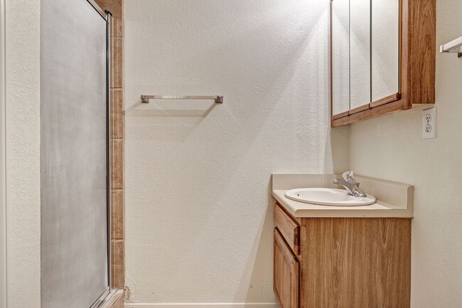 Building Photo - Oso Park Condo  3 Bedroom 2 !/2 Bath