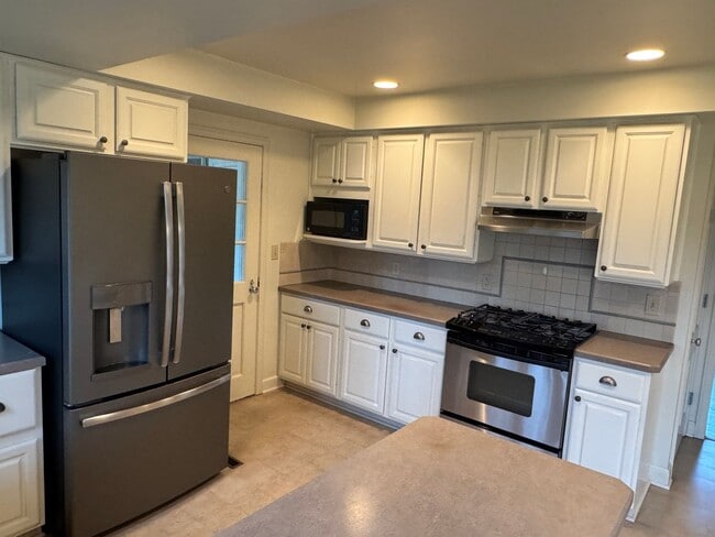 Building Photo - 3 Bedroom 2 Bath Ranch Home - Upper Arlington Schools