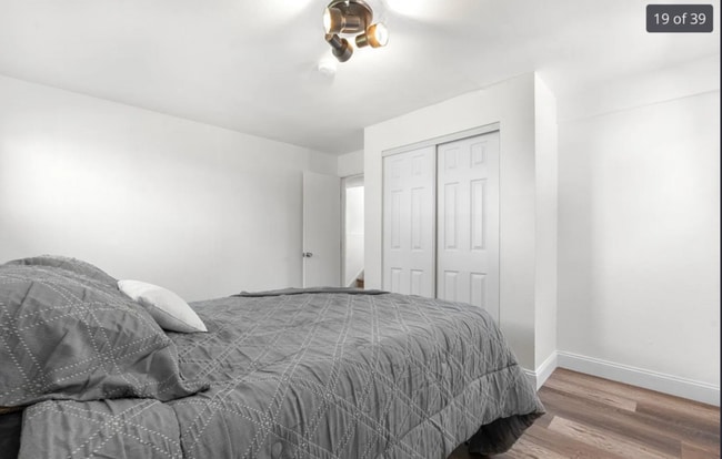 Building Photo - 6604 S Dahlia Cir