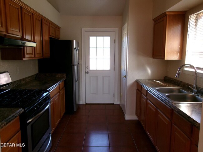 Building Photo - 733 Colchester Dr