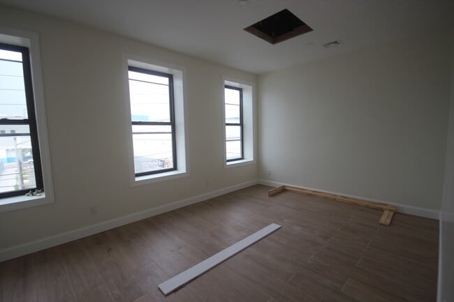 Building Photo - 72 Van Dyke St