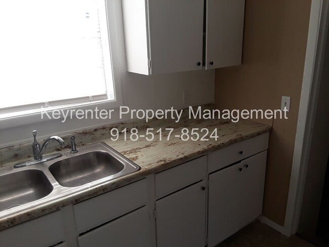 Building Photo - Spacious 4 Bedroom House