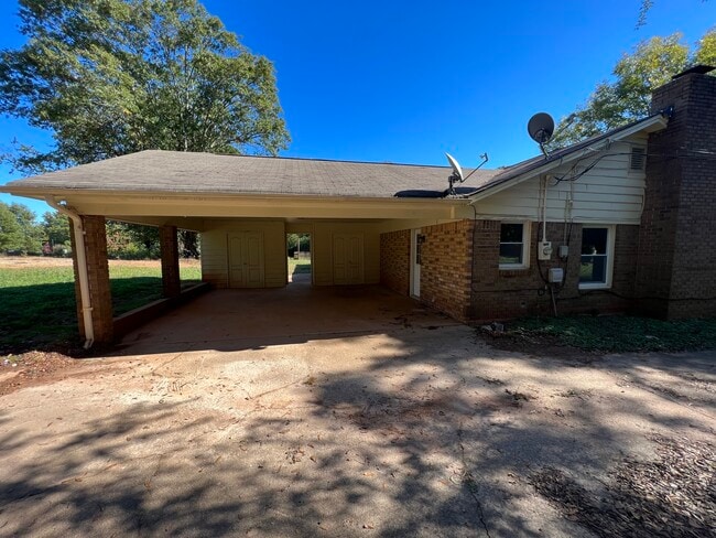Building Photo - 3751 Robinson Dr